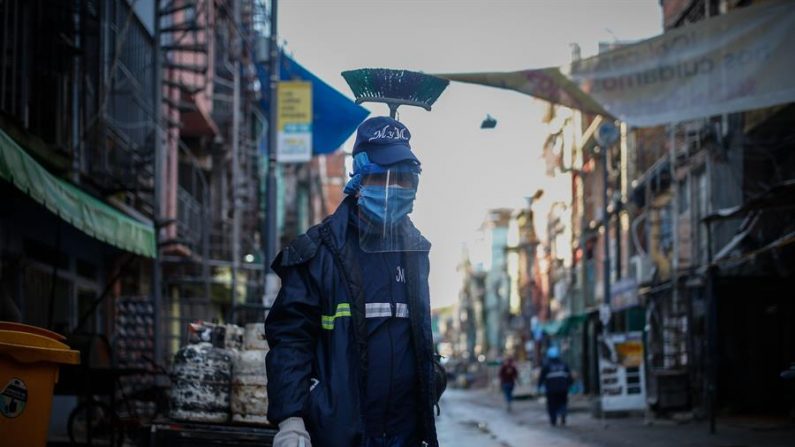 Un trabajador sanitario camina este viernes por una calle de la Villa 31, en Buenos Aires (Argentina). EFE/Juan Ignacio Roncoroni
