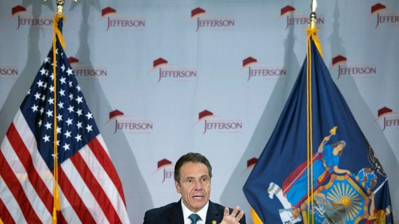  WATERTOWN (ESTADOS UNIDOS), 13/05/2020.- Fotografía cedida por la Gobernación de Nueva York donde aparece su gobernador, Andrew Cuomo, mientras habla durante su rueda de prensa diaria sobre los últimos detalles y decisiones del coronavirus, este miércoles desde el Jefferson Community College en Watertown, Nueva York. EFE/Mike Groll/Gobernación de Nueva York 
