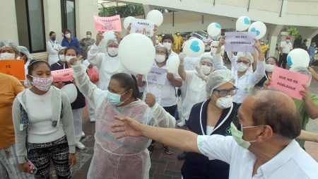 Ocho niños salen de un hospital en Bolivia tras 18 días internados y vencer el COVID-19