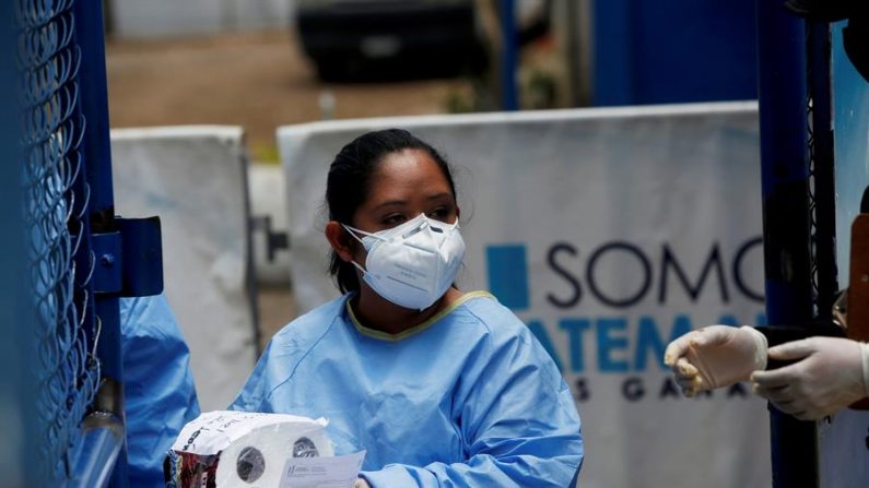 CIUDAD DE GUATEMALA (GUATEMALA), 10/05/2020.- Fotografía del 16 de abril de 2020 que muestra a personal de salud mientras recibe víveres de familiares de guatemaltecos en el albergue en el que se mantienen resguardando cuarentena mientras determinan si son portadores del coronavirus en Ciudad de Guatemala (Guatemala). EFE/Esteban Biba
