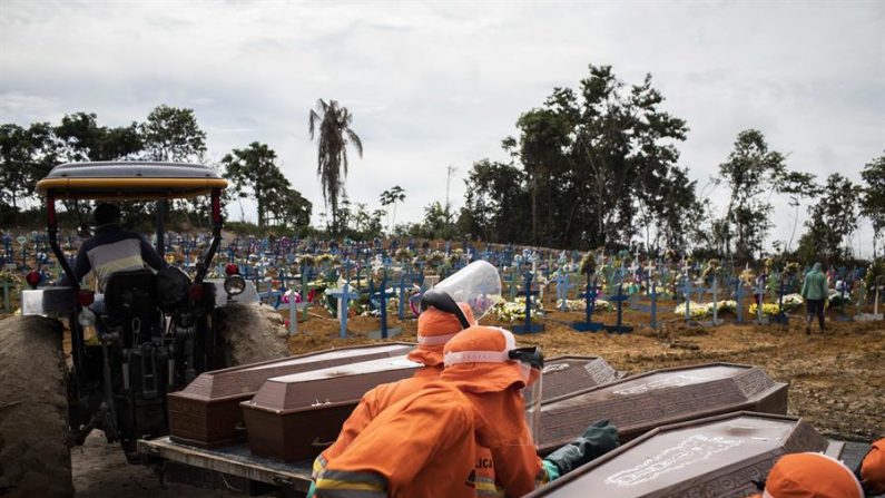 MANAOS (BRASIL), 28/04/2020.- Sepultureros trabajan en un entierro colectivo en el cementerio Nossa Senhora Aparecida, en la ciudad de Manaos, estado Amazonas (Brasil).  EFE / Raphael Alves
