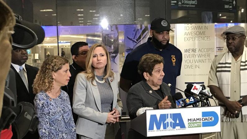 La congresista demócrata por Florida, Donna Shalala (c), junto a las también congresistas demócratas del mismo Estado Debbie Wasserman-Schultz (i) y Debbie Mucarsel-Powell (2-i), participa en una rueda de prensa. EFE/Lorenzo Castro E/Archivo
