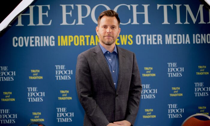 Dave Rubin, anfitrión del Informe Rubin, en West Palm Beach, Florida, el 21 de diciembre de 2019. (Brendon Fallon / The Epoch Times)