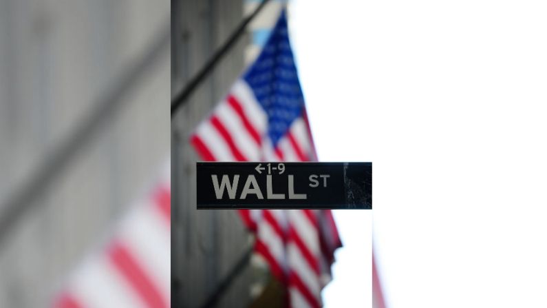 Un letrero indica el nombre de Wall Street en el centro de Manhattan en Nueva York, 14 de enero de 2010. (Foto de EMMANUEL DUNAND/AFP a través de Getty Images)