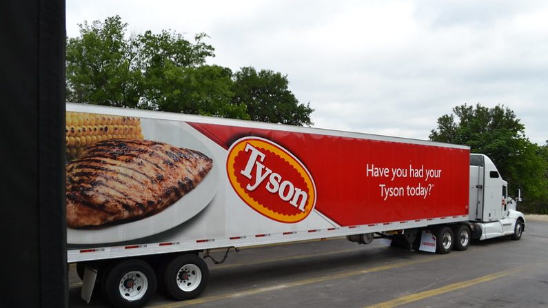 Camión con donación de alimentos de Tyson Foods 2012 (Central Texas Food Bank/Flickr)