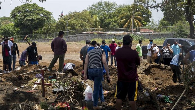 Personas asisten a entierro en un cementerio público el 16 de mayo de 2020 en Managua (Nicaragua). EFE/Jorge Torres