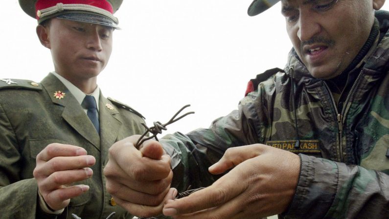 Una foto de archivo de un soldado chino e indio en el paso de Nathula, en el este de Sikkim en la India. (Deshakalyan Chowdhury/AFP/Getty Images)
