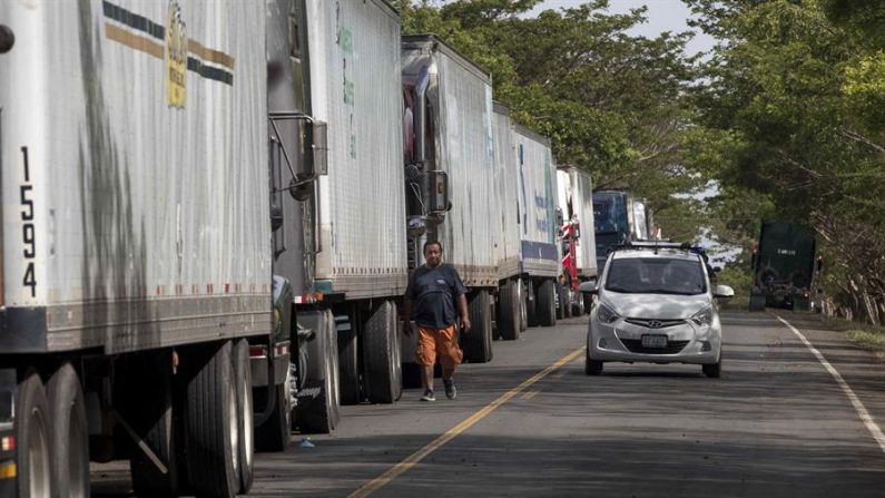 Esta "ruta sanitaria segura", que es seguida por GPS y que permite al transportista estar en Costa Rica por 72 horas como máximo, es el acuerdo que alcanzó este país con Panamá y al que espera se unan el resto de países de Centroamérica y sus respectivos sectores de transporte. EFE/Jorge Torres/Archivo
