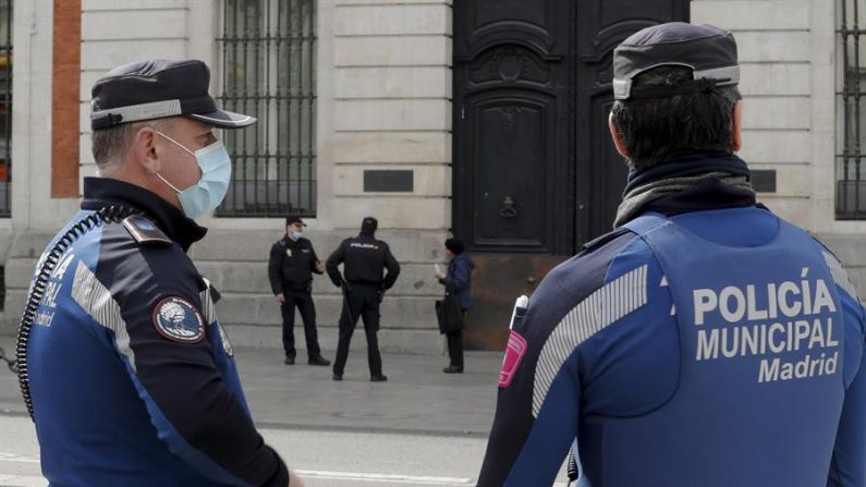 Agentes de la Policía Municipal vigilan la madrileña Puerta del Sol (España). EFE/Ballesteros/Archivo