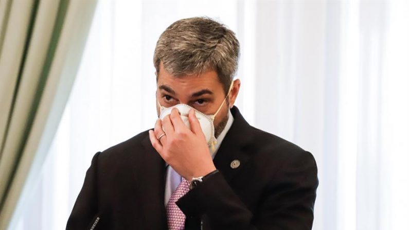 En la imagen un registro del presidente de Paraguay, Mario Abdo Benítez, quien relevó este lunes al comandante de Operaciones de Defensa Interna, Leonardo Ibarrolla. EFE/Nathalia Aguilar/Archivo
