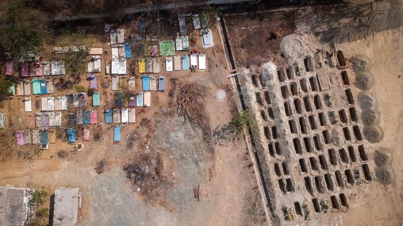 Fotografía tomada desde un dron que muestra fosas en el Panteón el Palmar, este sábado en el balneario de Acapulco en el estado de Guerrero (México). EFE/David Guzmán
