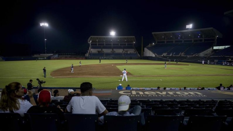 Los estadios de béisbol han sido señalados como posibles focos de contagio en Nicaragua, ya que la mayoría de estos se llenan cada fin de semana, de personas que asisten para presenciar los partidos. EFE/Jorge Torres/Archivo
