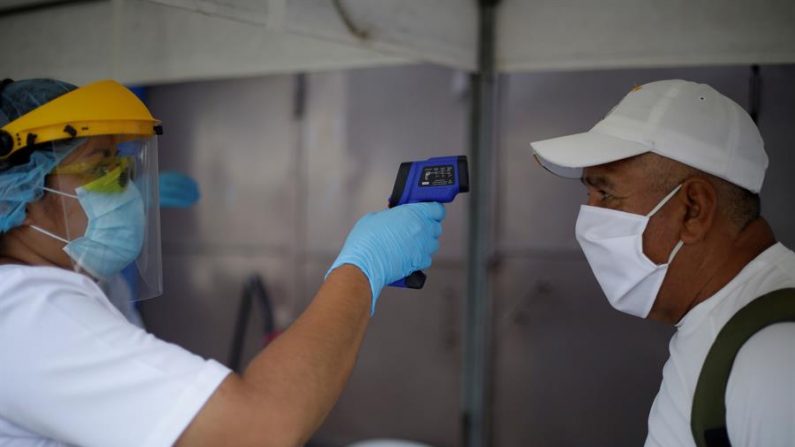 Una enfermera toma la temperatura a un hombre durante una jornada de prevención de COVID-19, en San Salvador (El Salvador). EFE/Rodrigo Sura/Archivo
