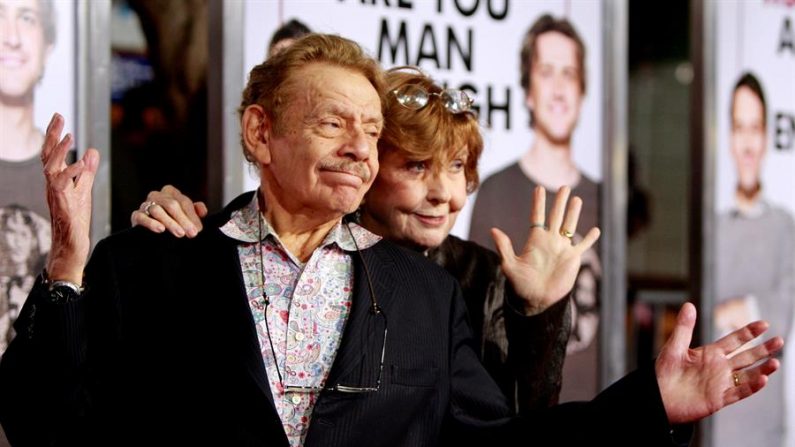 El actor estadounidense Jerry Stiller (izq.) y su esposa Anne Meara llegan al estreno en Los Ángeles de la película 'I Love You, Man' del director estadounidense John Hamburg, en Westwood, Los Ángeles, California, EE.UU., el 17 de marzo de 2009. EFE/EPA/NINA PROMMER