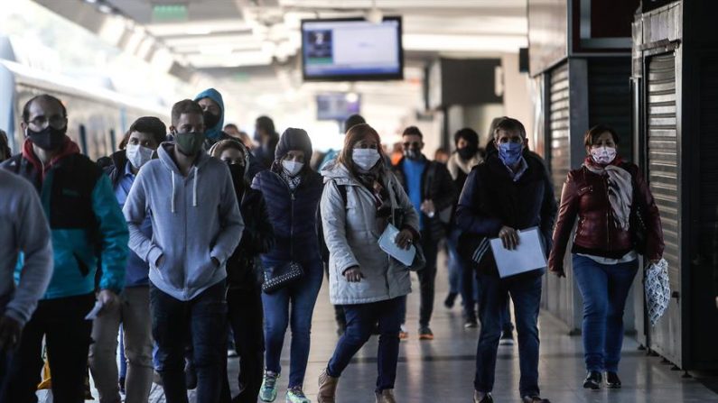 Decenas de personas caminan en la Estación Ferroviaria de Once mientras avanza la extensión de la cuarentena obligatoria debido a la pandemia de covid-19 en Buenos Aires (Argentina). EFE/ Juan Ignacio Roncoroni/Archivo
