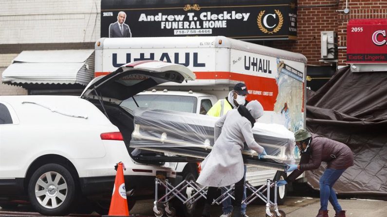 Un ataúd es trasladado fuera de la funeraria Andrew T. Cleckley en Brooklyn, Nueva York. EFE/EPA/Justin Lane/Archivo
