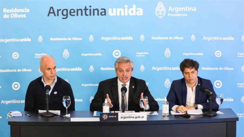 Fotografía cedida por la Presidencia de Argentina que muestra al mandatario Alberto Fernández (c), mientras habla durante una rueda de prensa junto al alcalde de Buenos Aires, Horacio Rodríguez Larreta (i), y el gobernador de la provincia bonaerense, Axel Kicillof (d), este sábado en Buenos aires (Argentino). EFE/Esteban Collazo/Cortsía Presidencia de Argentina
