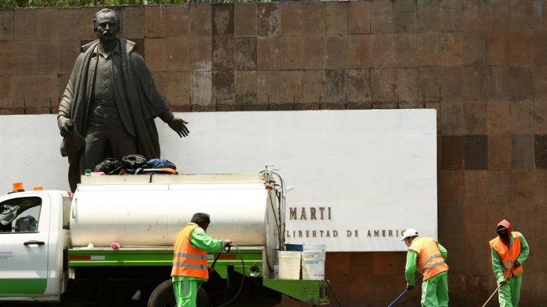 Personal desinfecta este viernes los alrededores de la estatua al prócer cubano José Martí, en la Alameda Central, en Ciudad de México (México). EFE/Jorge Núñez
