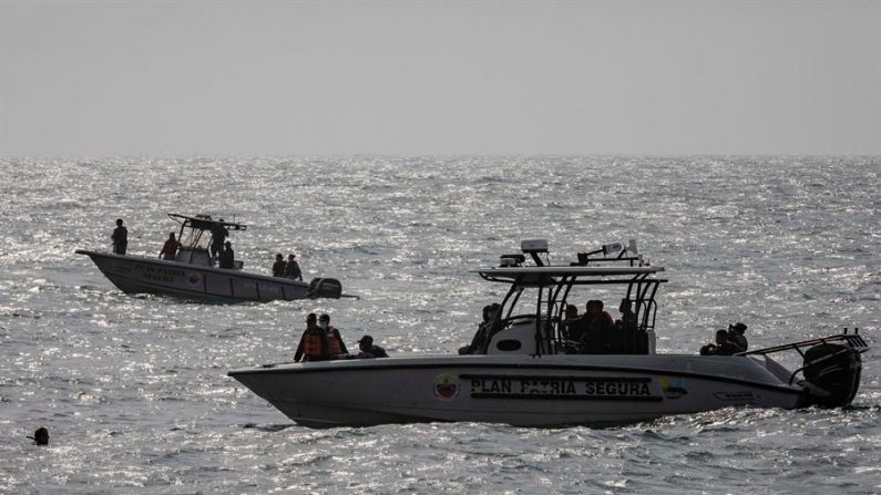 Miembro de seguridad fueron registrados el pasado domingo al patrullar la costa donde se registró un enfrentamiento, en Macuto (La Guaira, Venezuela). EFE/Rayner Peña/Archivo
