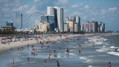 Instan a bañistas en las playas de Carolina del Sur a hacerse test del virus ante aumento de casos