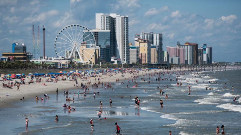 La gente vadea en las olas el 23 de mayo de 2020 en Myrtle Beach, Carolina del Sur. (Sean Rayford/Getty Images)