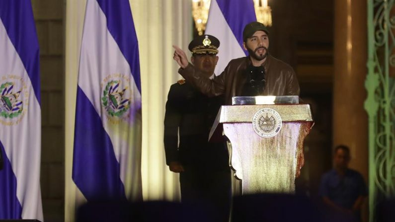 SAN SALVADOR  10/05/2020.- Fotografía de archivo fechada el 11 de febrero de 2020 del presidente de El Salvador, Nayib Bukele, durante la juramentación de 270 nuevos policías en San Salvador. El presidente de El Salvador, Nayib Bukele, exhortó este domingo a la ciudadanía a continuar con una cuarentena 'especial' y 'absoluta', decretada el pasado jueves para frenar la expansión del coronavirus SARS-CoV-2 (causante de la enfermedad del COVID-19) en el país, donde la cifra de contagios aumentó a 889. EFE/Rodrigo Sura/ARCHIVO
