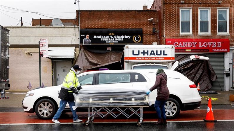 Un ataúd es trasladado fuera de la funeraria Andrew T. Cleckley en Brooklyn, Nueva York, EE.UU., 30 de abril de 2020. EFE/EPA/JUSTIN LANE
