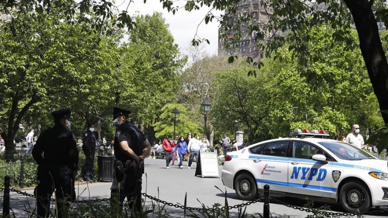 "Estoy en el Ramble y hay un hombre afroamericano con un casco de bicicleta que me está grabando y amenazándome a mí y a mi perro", dice Amy C. hablando por teléfono con la policía, que cuando llegó al lugar no encontró a nadie. EFE/EPA/Jason Szenes
