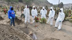 Sin lugar para fosas: pandemia fuerza a ampliar un cementerio en el centro de México