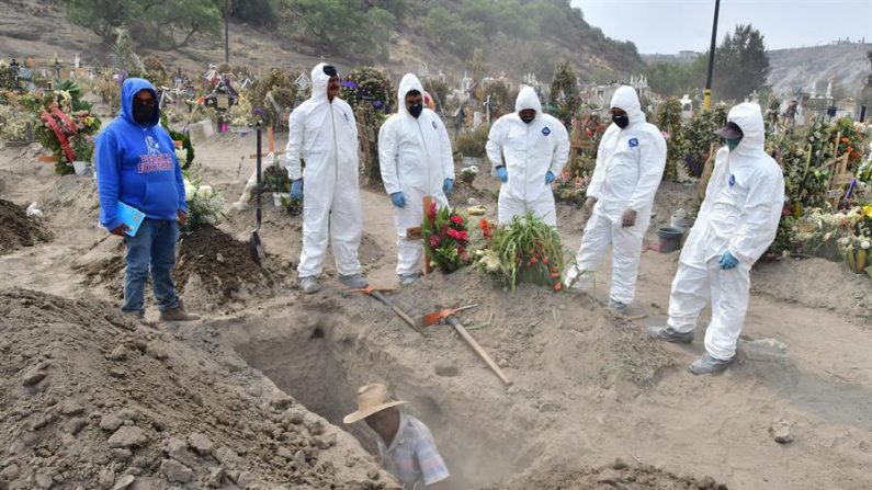 VALLE DE CHALCO (MÉXICO), 30/05/2020.- Fotografía fechada el 28 de Mayo de 2020 que muestra a trabajadores municipales mientras realizan entierros, en el terregoso panteón del municipio de Valle de Chalco (México). EFE/Jorge Núñez
