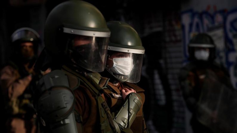 En la imagen se ven policías el 18 de octubre de 2019 en Santiago (Chile). EFE/ Alberto Valdés
