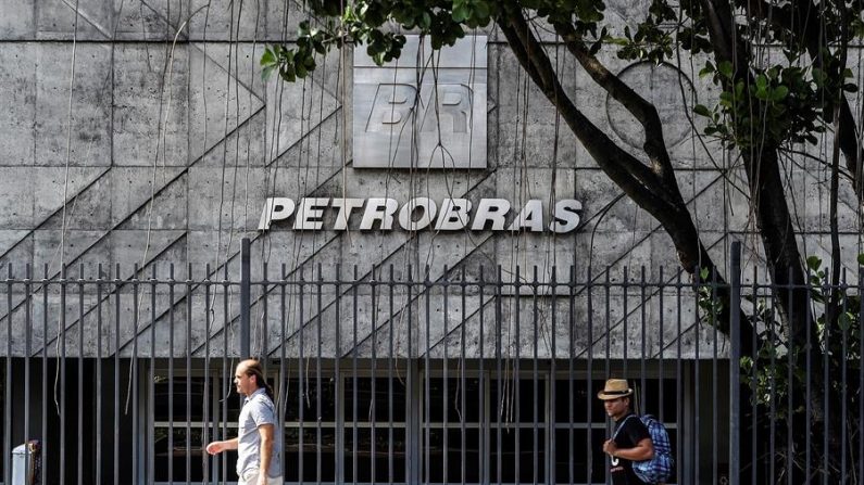 Vista exterior de la empresa Petrobras en el centro de la ciudad de Río de Janeiro (Brasil). EFE/Antonio Lacerda/Archivo
