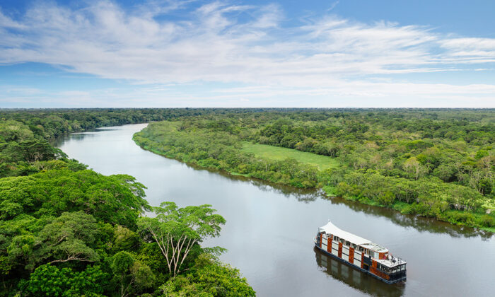 El río Amazonas, como una autopista que atraviesa la densa selva, conecta pueblos y ciudades. (Cortesía de Aqua Expeditions)
