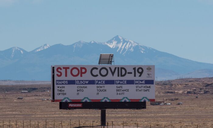 Un cartel advierte contra COVID-19 cerca de Tuba City, Arizona, el 24 de mayo de 2020. (Mark Ralston/AFP/Getty Images)