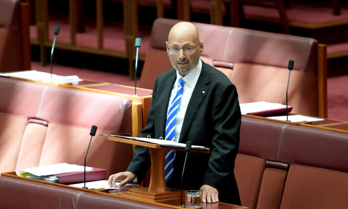 El senador australiano Arthur Sinodinos en el Parlamento de Canberra, Australia, el 13 de febrero de 2019. (Tracey Nearmy/Getty Images)
