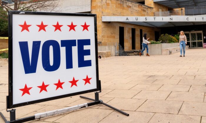 Votantes entran y salen de la alcaldía de Austin durante las primarias presidenciales en Austin, Texas, el Súper Martes el 3 de marzo de 2020. (Suzanne Cordeiro/AFP a través de Getty Images)