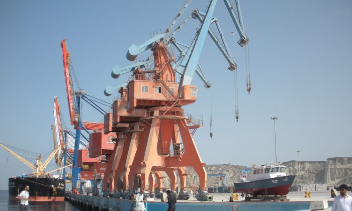 Los trabajadores caminan por el Puerto de Gwadar en Pakistán, un proyecto de infraestructura multimillonario en el que China ha invertido como parte de su Iniciativa de Cinturón y Carreteras. (Amelie Herenstein/AFP/Getty Images)