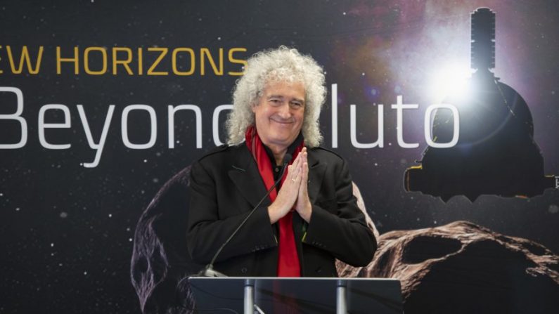 Brian May, guitarrista principal de la banda de rock, Queen, y astrofísico discute el próximo vuelo del Nuevo Horizonte del objeto del Cinturón de Kuiper, Ultima Thule, en el Laboratorio de Física Aplicada de la Universidad Johns Hopkins (APL) en Laurel, Maryland, el 31 de diciembre de 2018. (Bill Ingalls/NASA a través de Getty Images)