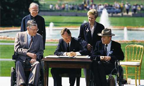 El presidente George HW Bush firma la Ley de Estadounidenses con Discapacidades el 26 de julio de 1990. (Dominio público)
