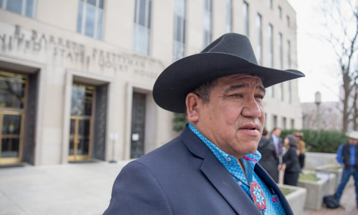 El presidente de Cheyenne River Sioux, Harold Frazier, habla con periodistas fuera del Tribunal de Distrito de Estados Unidos para el Distrito de Columbia, en Washington, el 28 de febrero de 2017. (Tasos Katopodis/Getty Images)
 
