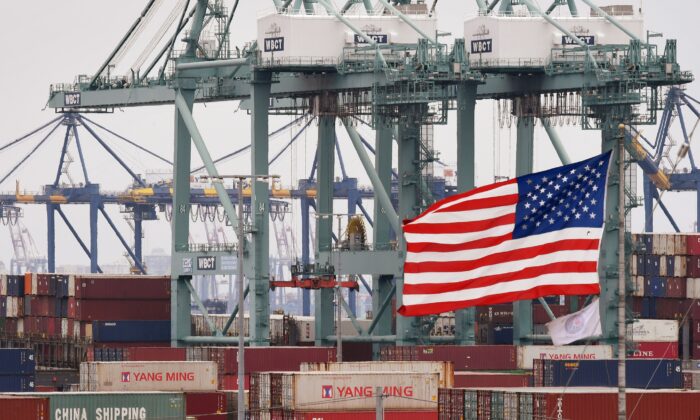 Contenedores de transporte chinos tras una bandera estadounidense después de haber sido descargados en el Puerto de Los Ángeles en Long Beach, California, el 14 de mayo de 2019. (MARCAR RALSTON/AFP vía Getty Images)