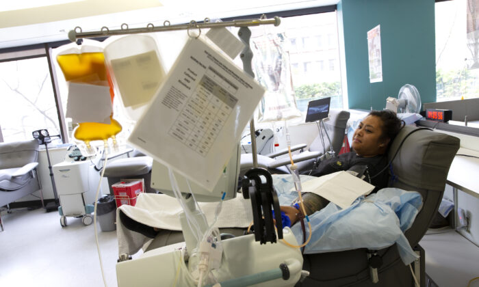 La donante de plasma convaleciente COVID-19, Melissa Cruz, dona plasma en Bloodworks Northwest en Seattle, Washington, el 17 de abril de 2020. (Karen Ducey/Getty Images)