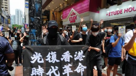 Manifestantes de Hong Kong se preparan para llevar su lucha al edificio legislativo de la ciudad