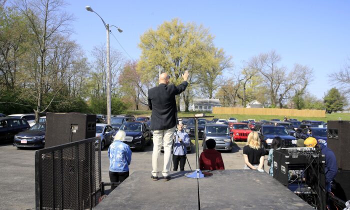 El pastor Chuck Salvo da su sermón a la congregación durante un servicio de autocine en la Iglesia Cristiana On Fire en Louisville, Ky., el 5 de abril de 2020. (Andy Lyons/Getty Images)