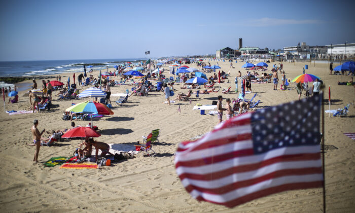 La gente visita la playa durante el fin de semana del Día de la Recordación el 26 de mayo de 2019 en Asbury Park, Nueva Jersey. (Kena Betancur/Getty Images)