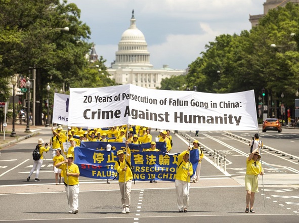 Practicantes de Falun Gong marchan desde el Capitolio de los EE. UU. hasta el Monumento a Washington que conmemora el 20º aniversario de la persecución de Falun Gong en China, en Washington D.C., el 18 de julio de 2019. (Samira Bouaou/The Epoch Times)