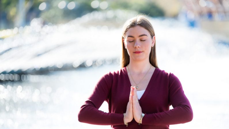 Amy Isabelle Duncan (C) practica la meditación de Falun Dafa en un parque en Sydney el 26 de junio de 2017. Practicar verdaderamente la compasión por uno mismo, un acto de autocuidado que a menudo se descuida. (Cortesía de Emma Morley)
