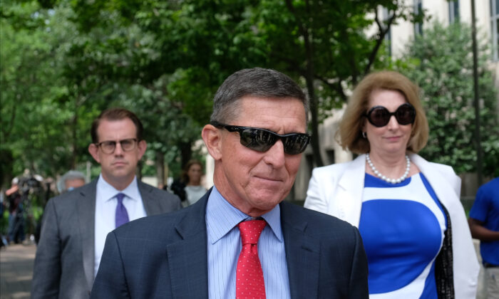 El antiguo asesor de seguridad nacional del presidente Donald Trump, Michael Flynn, abandona el juzgado E. Barrett Prettyman de EE.UU. en Washington el 24 de junio de 2019. (Alex Wroblewski/Getty Images)