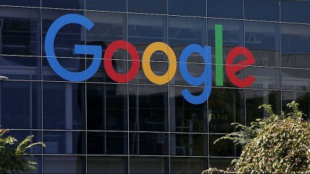 Google debilita sus protecciones legales al amenazar de desmonetizar a Federalist, dijo Carr de FCC