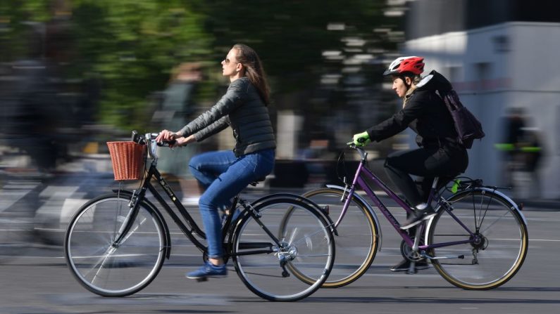 Los ciclistas viajan en el centro de Londres, Reino Unido, el 12 de mayo de 2020, durante la nueva pandemia del COVID-19. (JUSTIN TALLIS/AFP vía Getty Images)